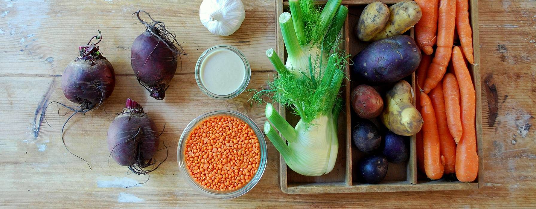 Insieme di frutta e verdura sul tavolo