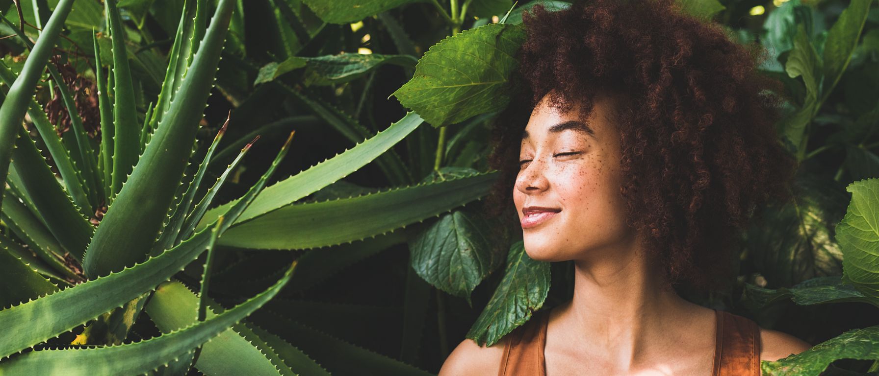 donna riccia tra la natura