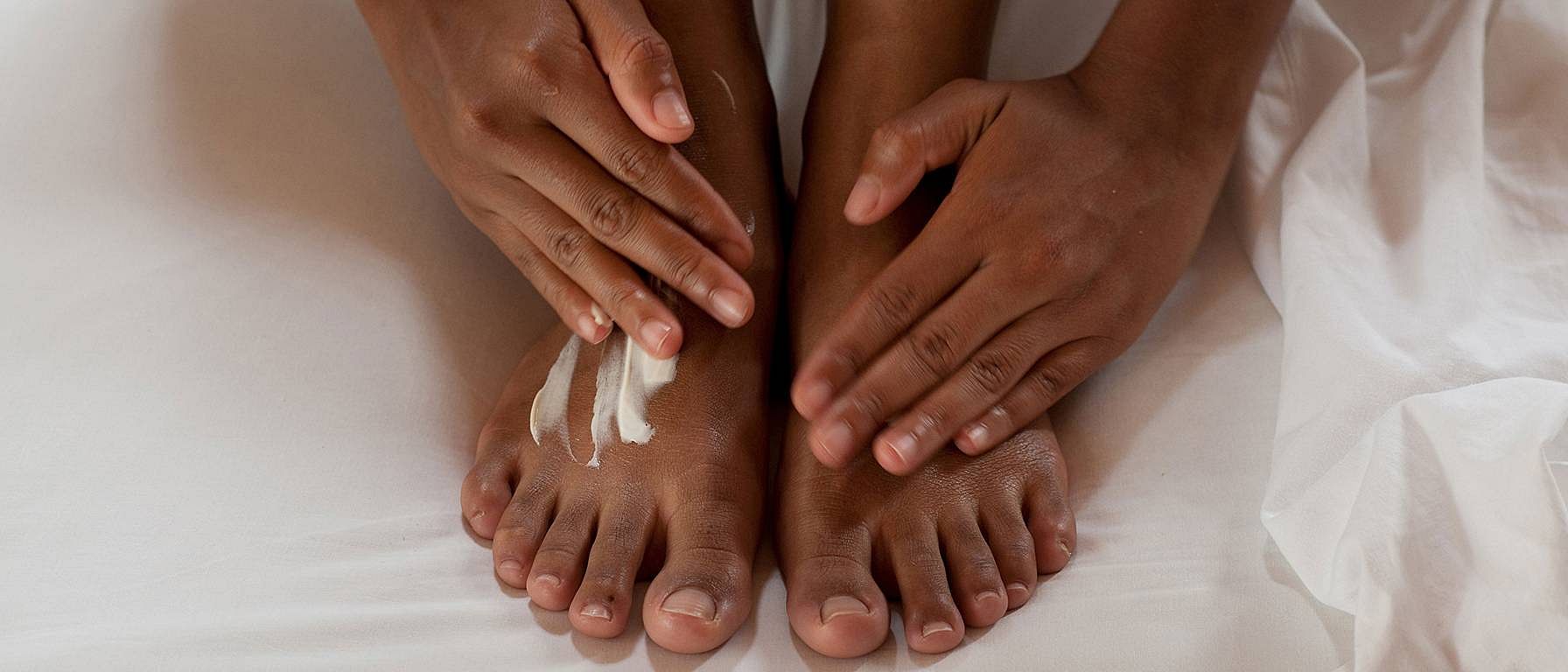 donna che stende una crema