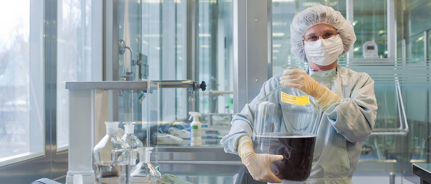 persona in laboratorio con strumenti chimici