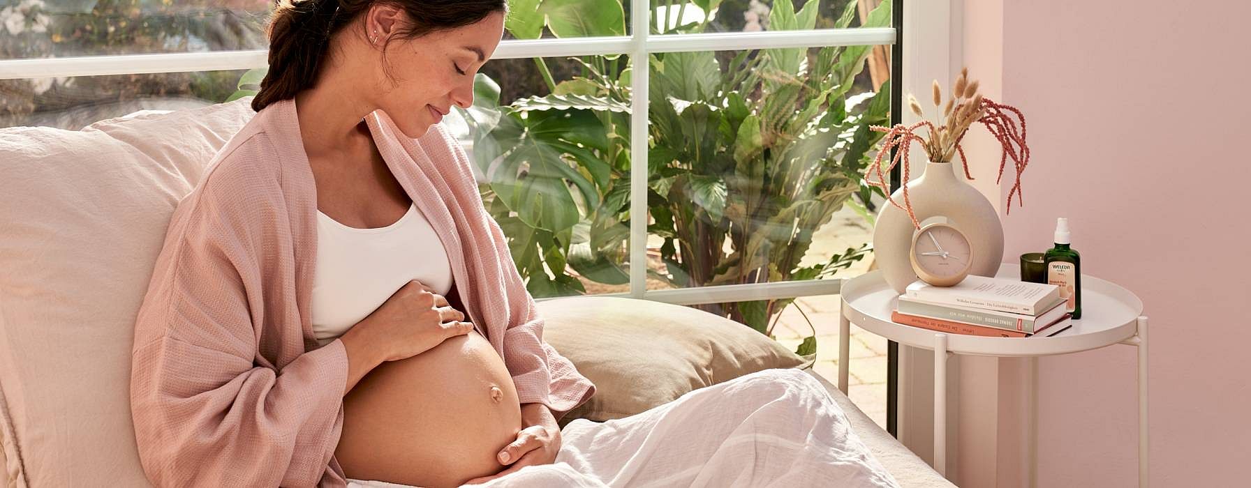 Donna incinta che massaggia il suo ventre