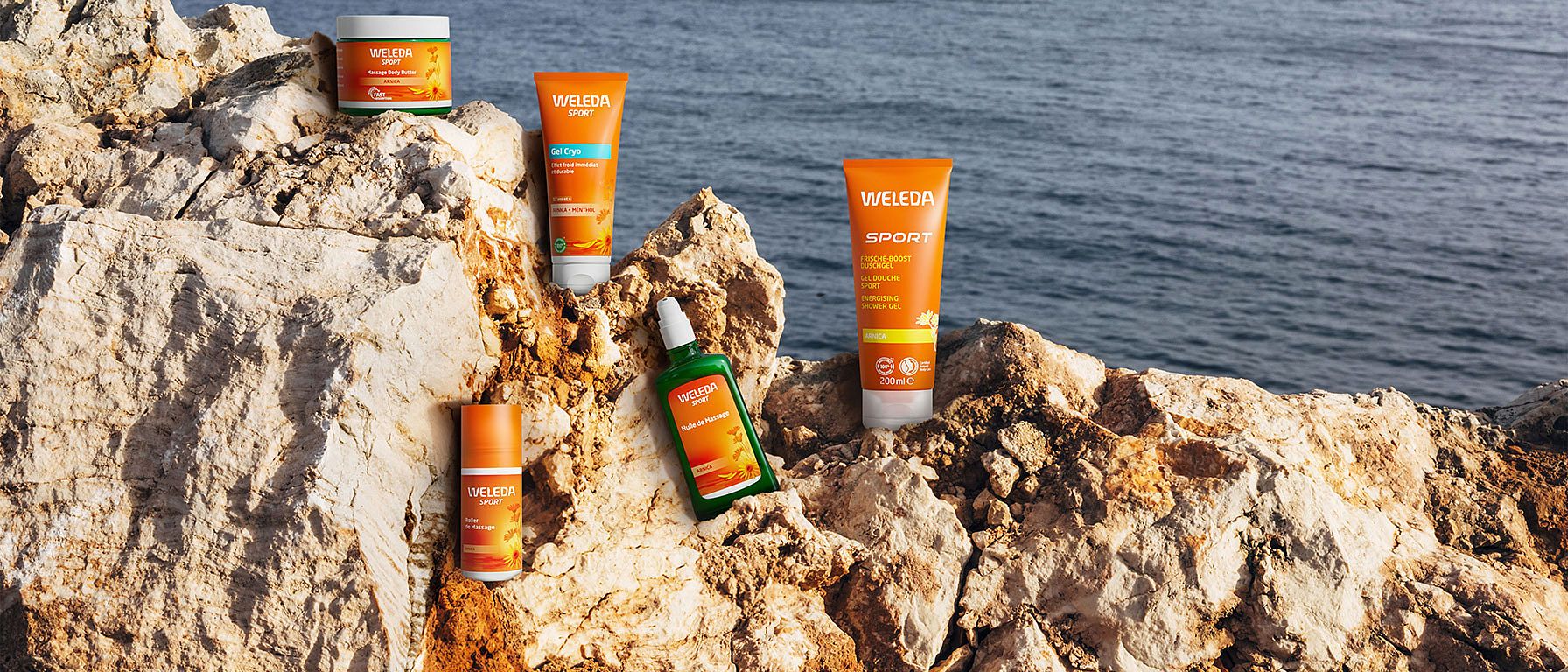 I prodotti Weleda Arnica su una roccia in riva al mare