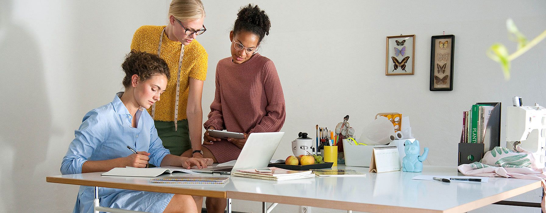 tre ragazze che guardano lo schermo di un computer