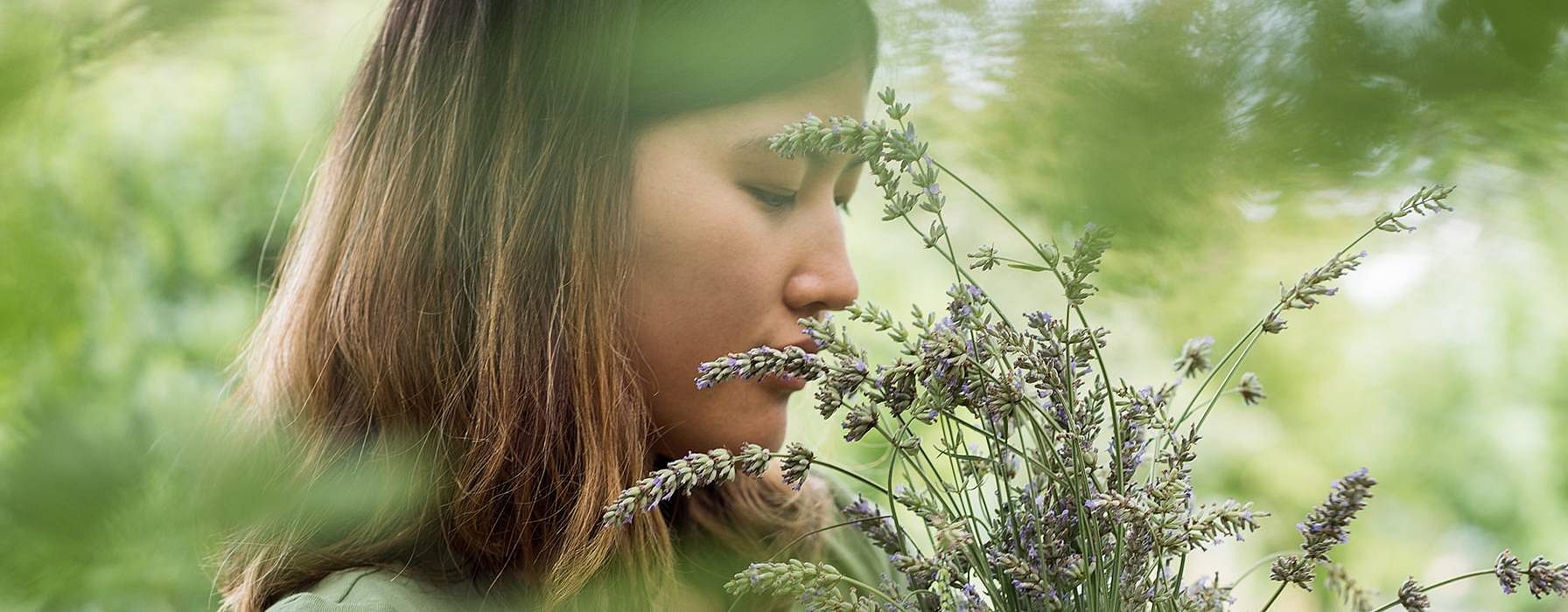 La donna odora i fiori di lavanda