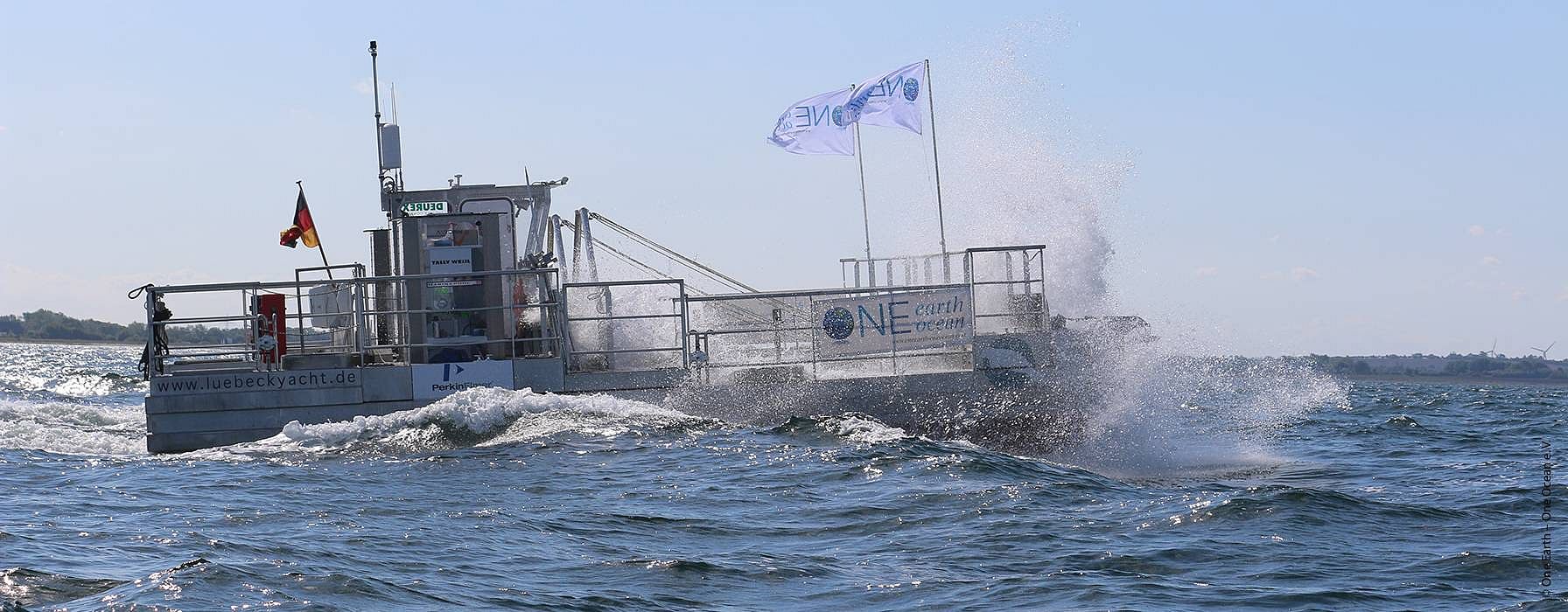 mare movimentato con barca