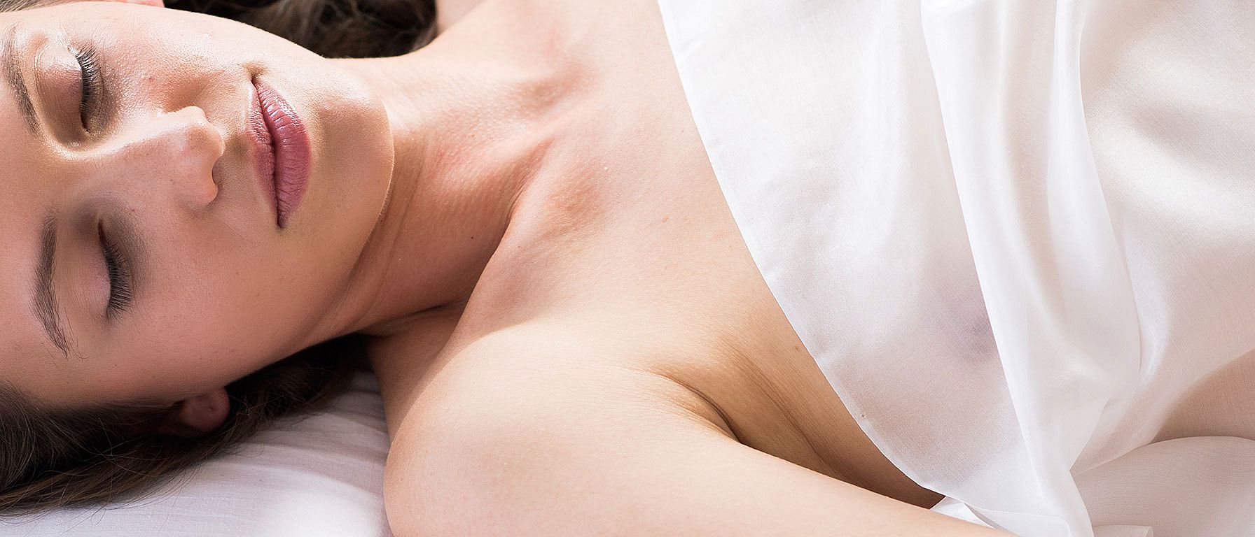 Donna con gli occhi chiusi che si rilassa