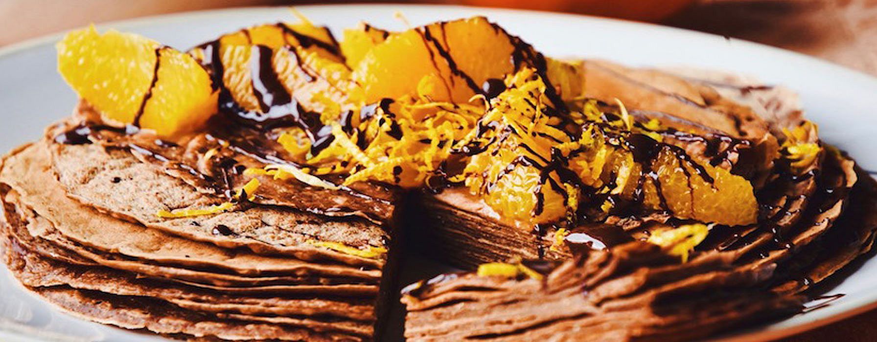 Crepes con arance marinate e salsa al cacao