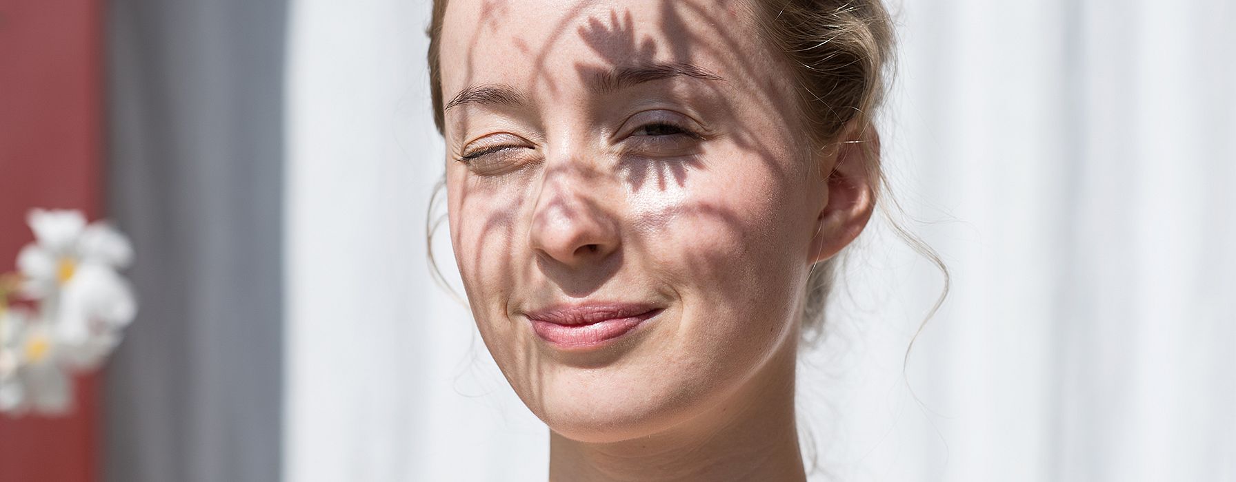 Ragazza al sole fa l'occhiolino