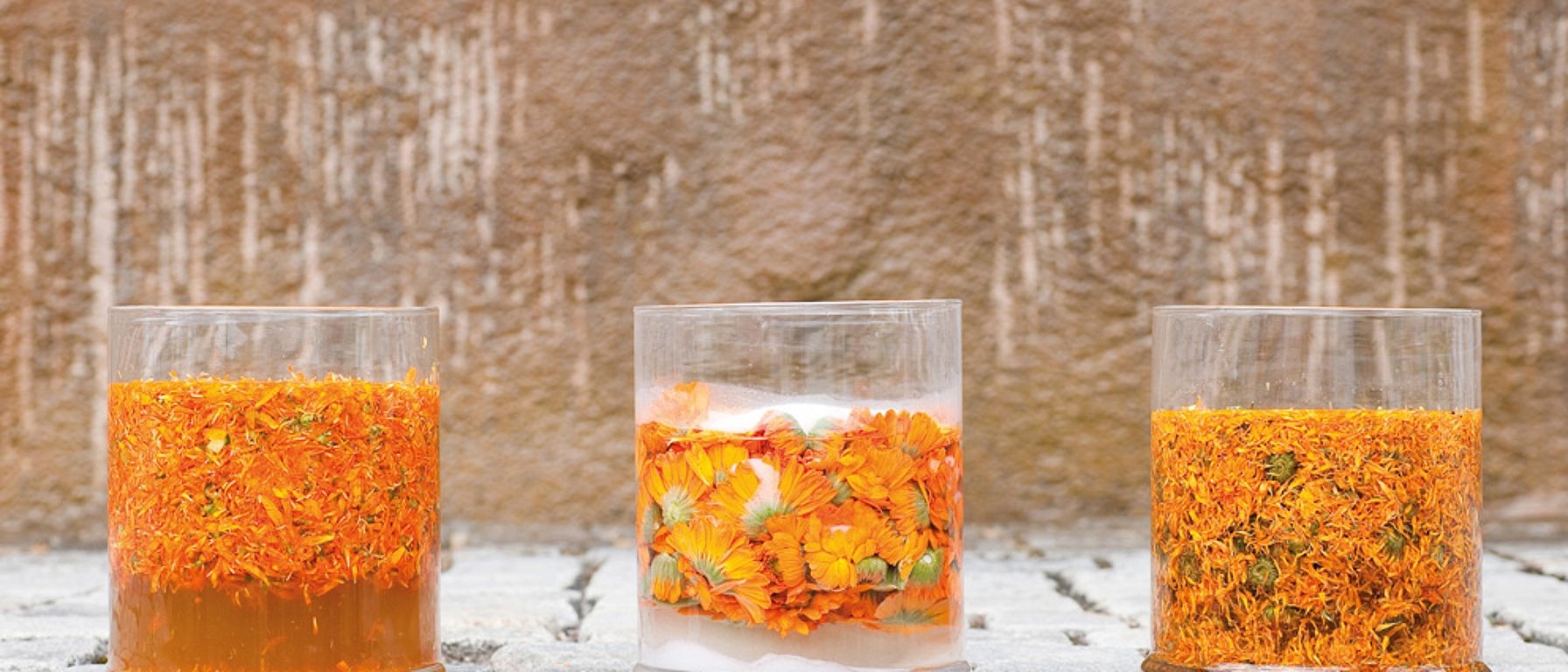 Fiori di calendula in bicchieri