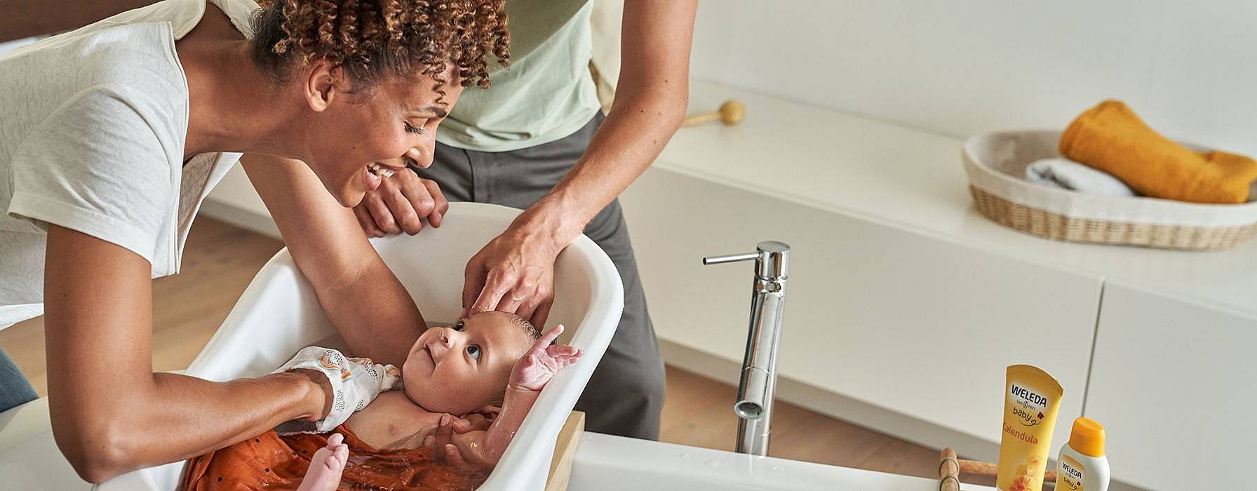 I genitori fanno il bagno al bambino