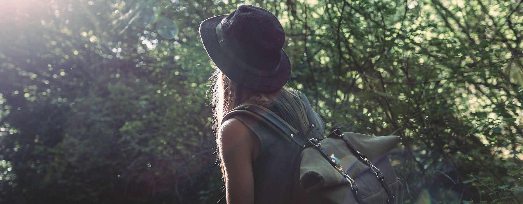 La donna cammina nella foresta