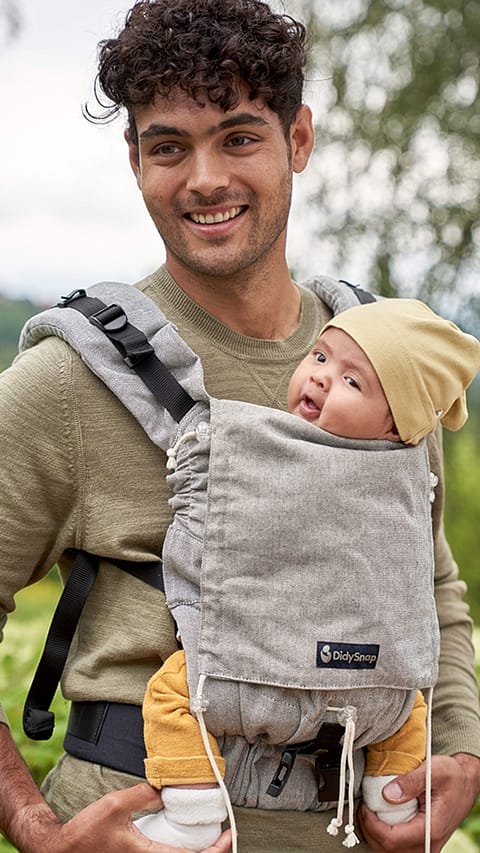 Papà tiene il bambino neonato al petto