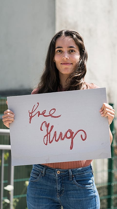 ragazza con il cartello 