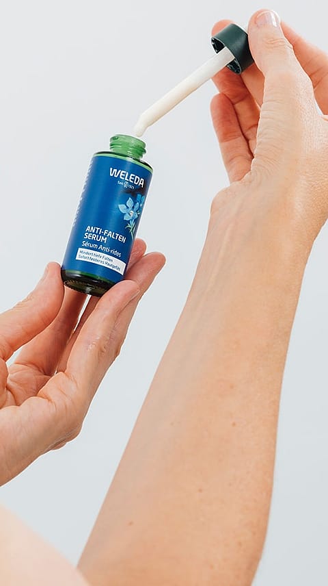 flacone di siero modellante genziana blu e stella alpina