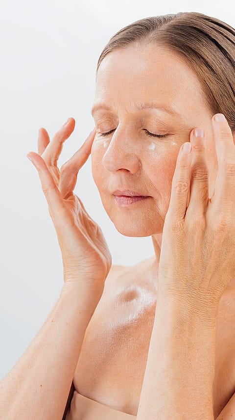 applicazione del siero sul viso