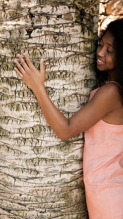 Donna abbraccia albero