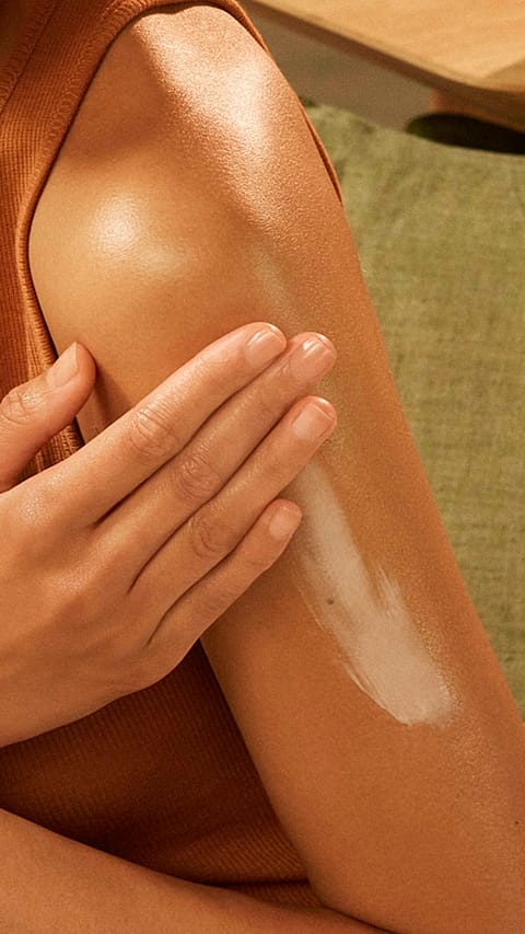 Dettaglio applicazione della crema sul braccio