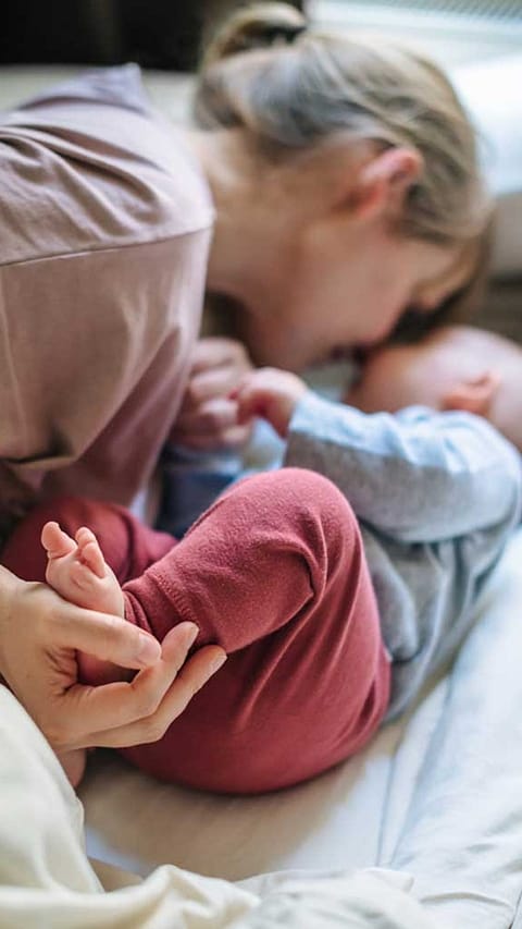 Un momento di coccole tra mamma e neonato