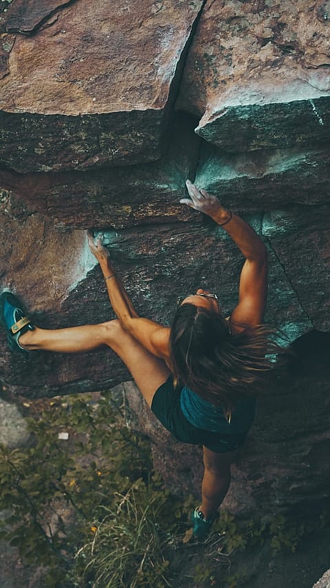 Donna mentre svolge un'arrampicata