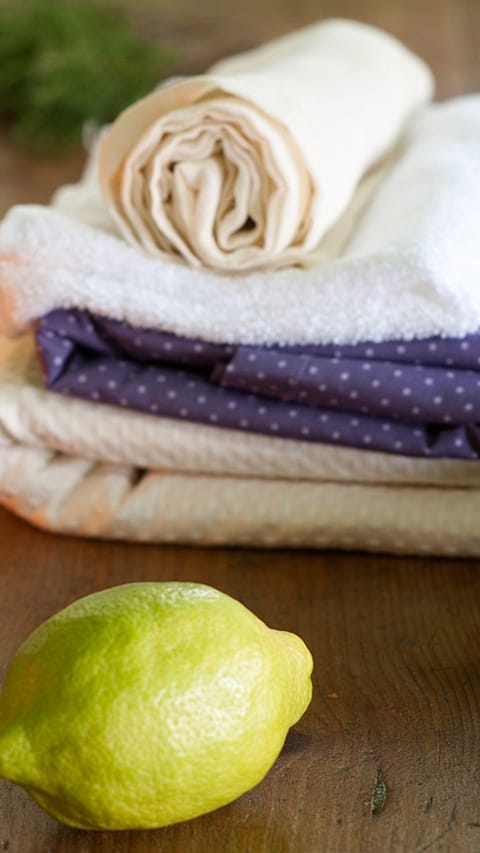dettaglio di asciugamani e un limone