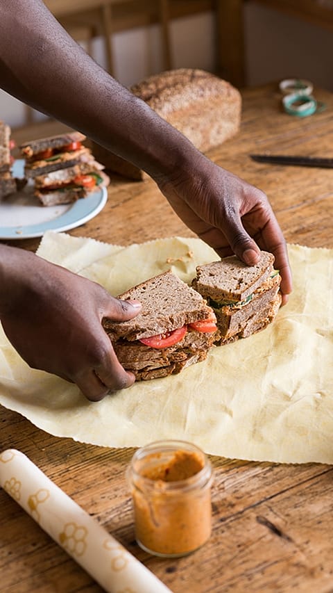 Mani tengono le due metà di un panino