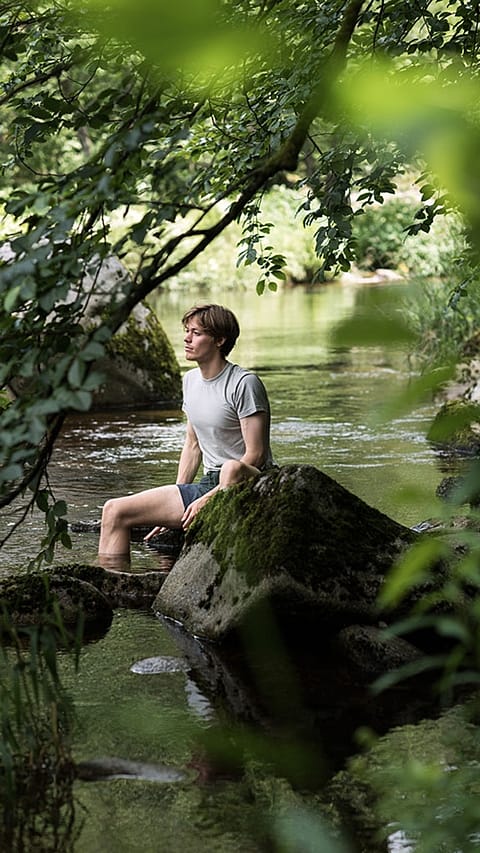 ragazzo immerso nel verde della natura