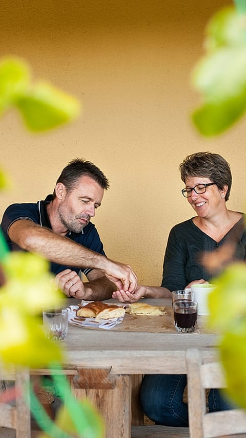 Un uomo e una donna a tavola all'aperto