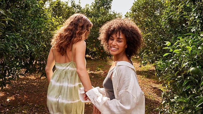 due donne in un giardino
