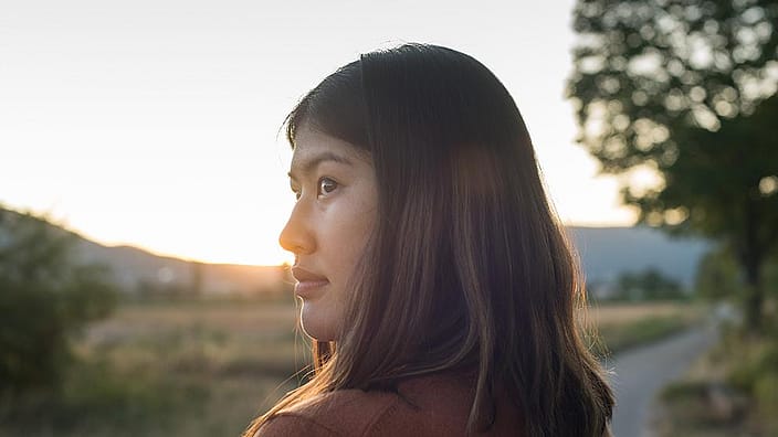 ragazza in primo piano al tramonto