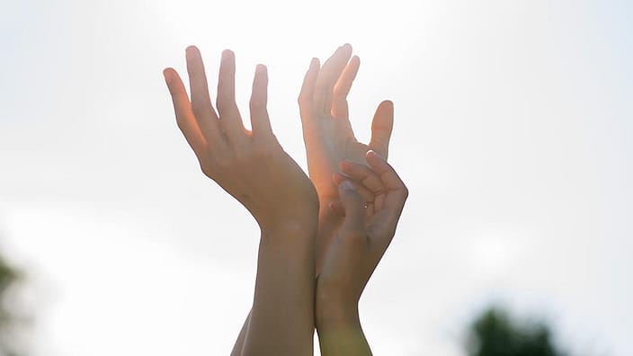 mani in contro luce