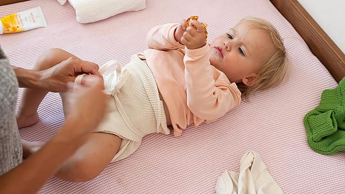 mamma che si prende cura del bebè