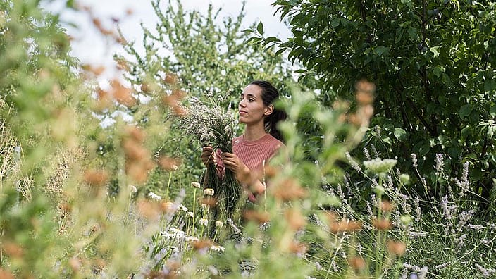 ragazza in un campo di fiori