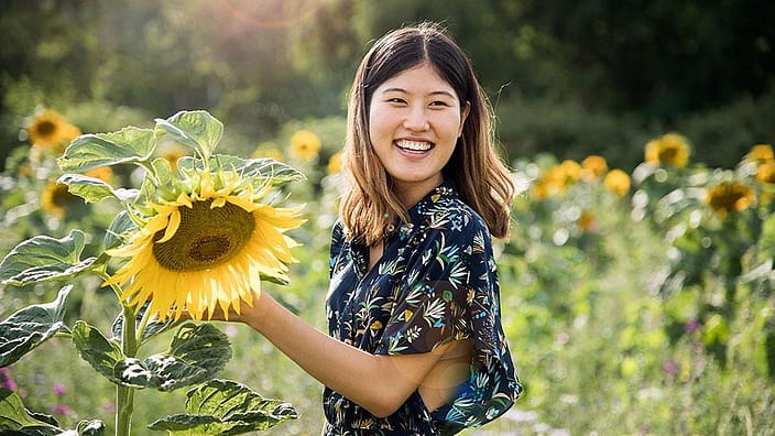 ragazza con girasoli