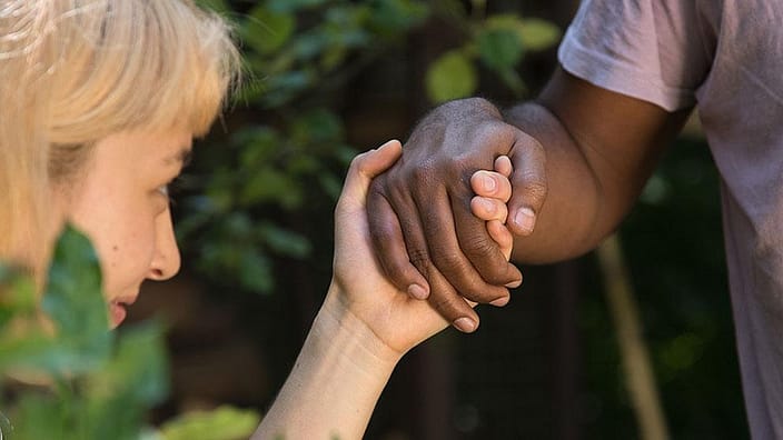 due ragazzi che si tengono per mano