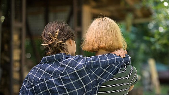 ragazze di schiena abbracciate