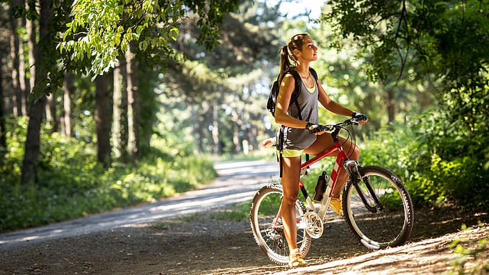 Donna sulla bici