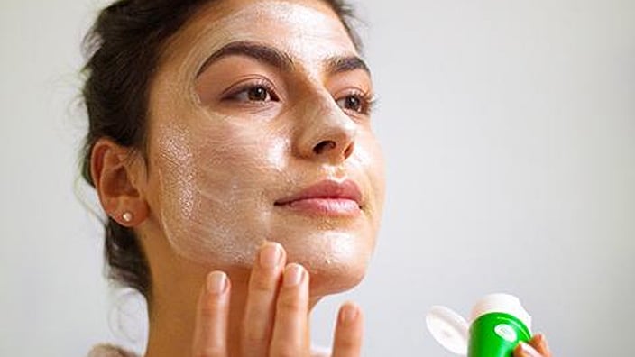 La donna usa skinfood come maschera facciale