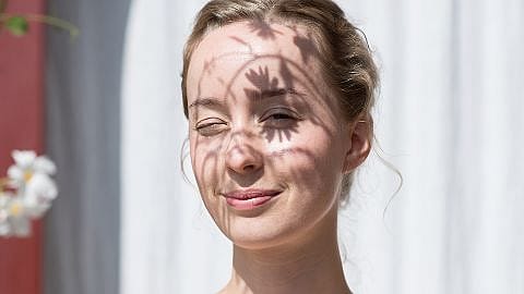 Ragazza al sole fa l'occhiolino