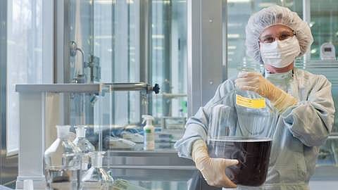 persona in laboratorio con strumenti chimici