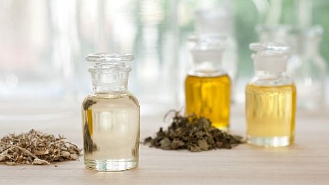 Insieme di oli in contenitori di vetro