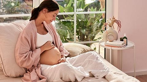 Donna incinta che massaggia il suo ventre