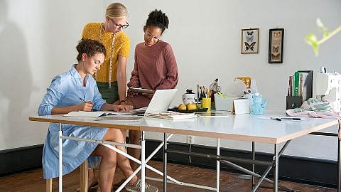 tre ragazze che guardano lo schermo di un computer