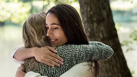 Due donne si abbracciano