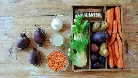 Insieme di frutta e verdura sul tavolo