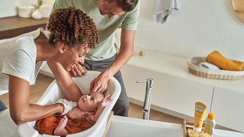 I genitori fanno il bagno al bambino