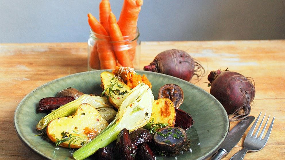 Dettaglio più da vicino di un piatto pronto con hummus e verdure