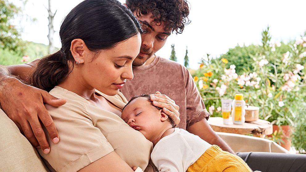 Mamma papù e neonato stanno insieme mentre il neonato dorme