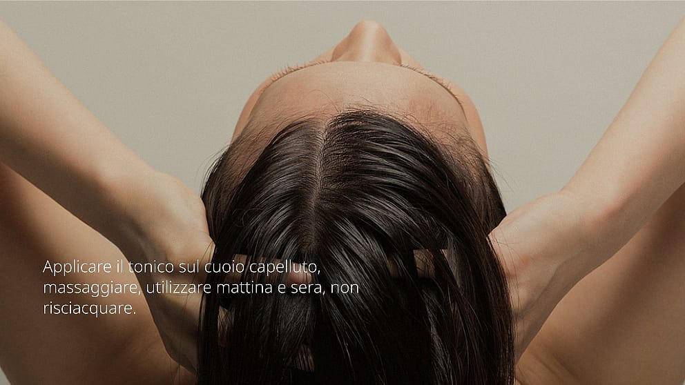 donna applica la lozione al rosmarino