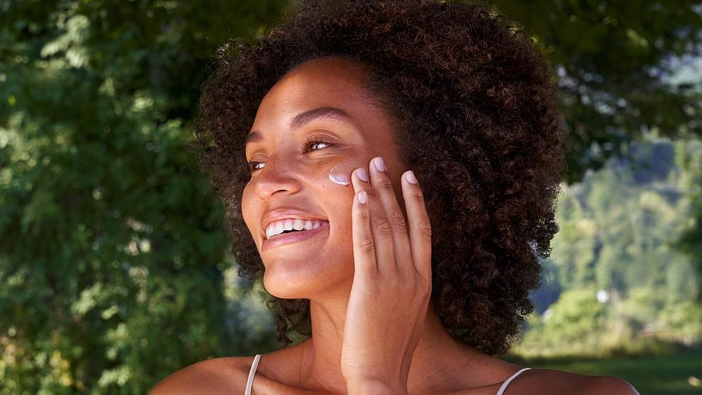 donna applica crema sul viso