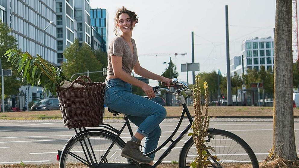 Donna va in bicicletta in città